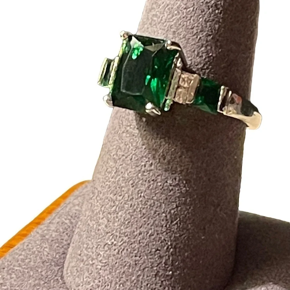 Emerald Green Sterling Silver 925 Emerald Cut Cubic Zirconia Ring Size‎ 8.75